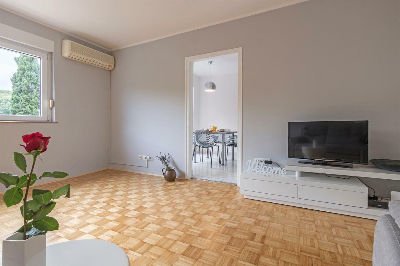 Colosseum Apartment พูลา ภายนอก รูปภาพ