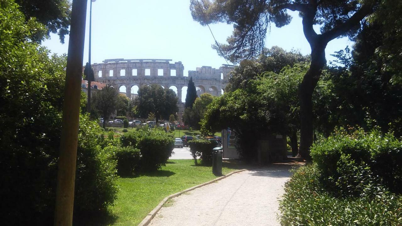 Colosseum Apartment พูลา ภายนอก รูปภาพ